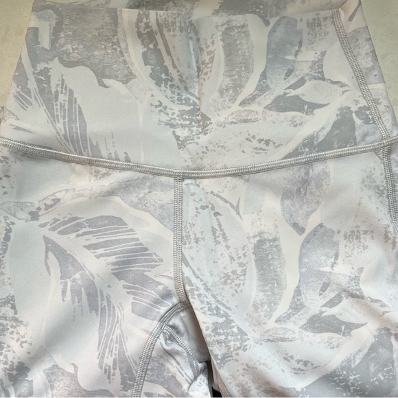 Wunder Under High Rise Tight, Tropical Shadow 25” - Picture 2 of 8